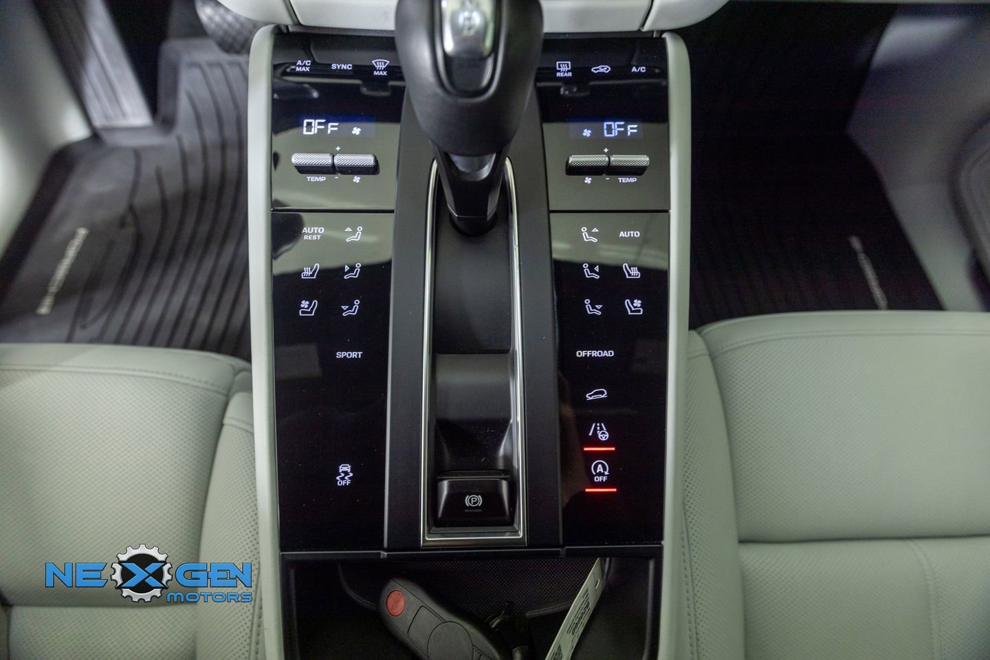 Used 2024 Porsche Macan AWD/4WD image 25