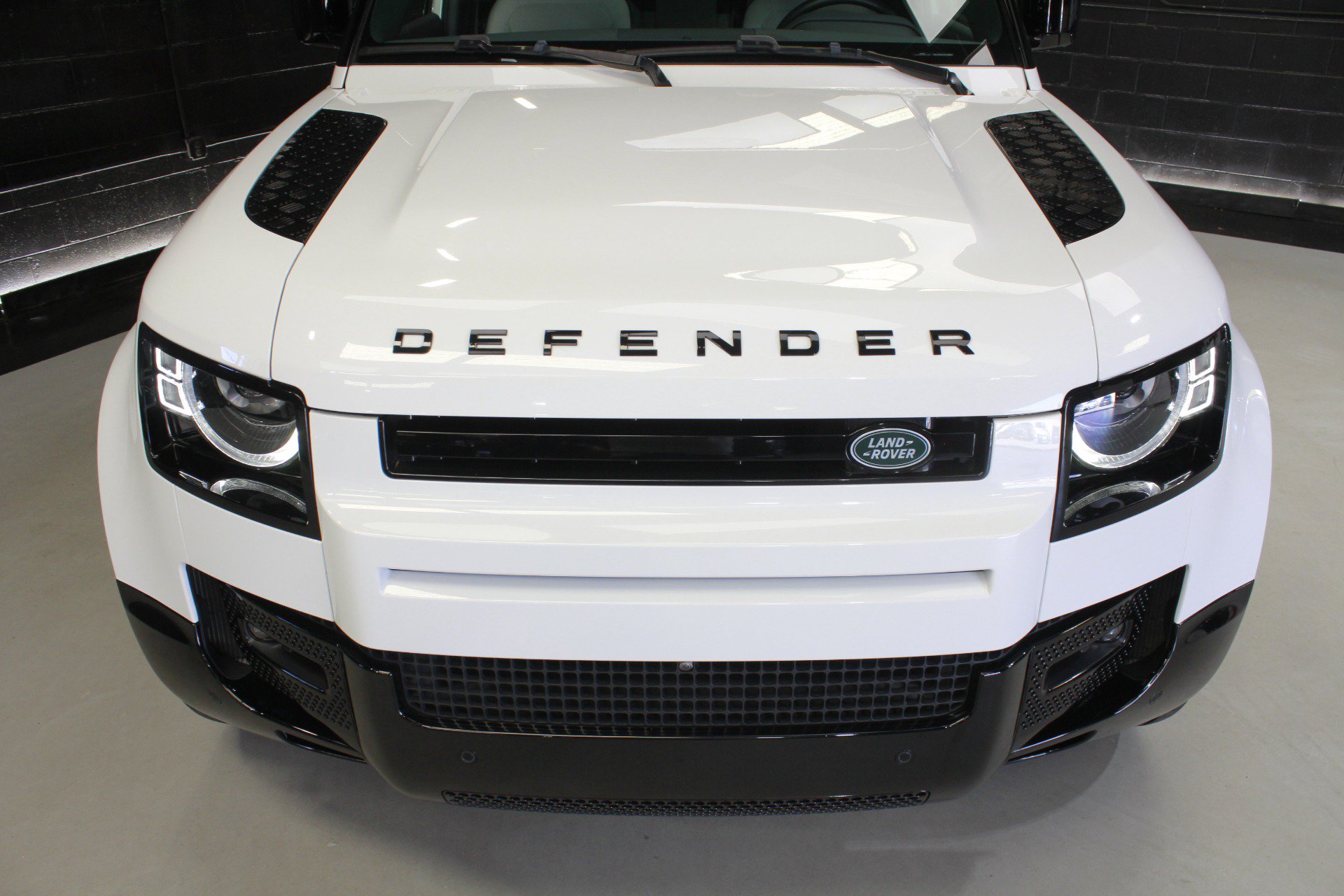 Used 2025 Land Rover Defender 110 X-Dynamic SE AWD/4WD image 9