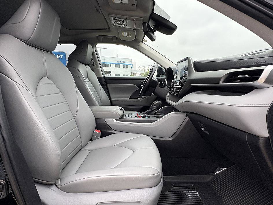 Used 2021 Toyota Highlander XLE image 14