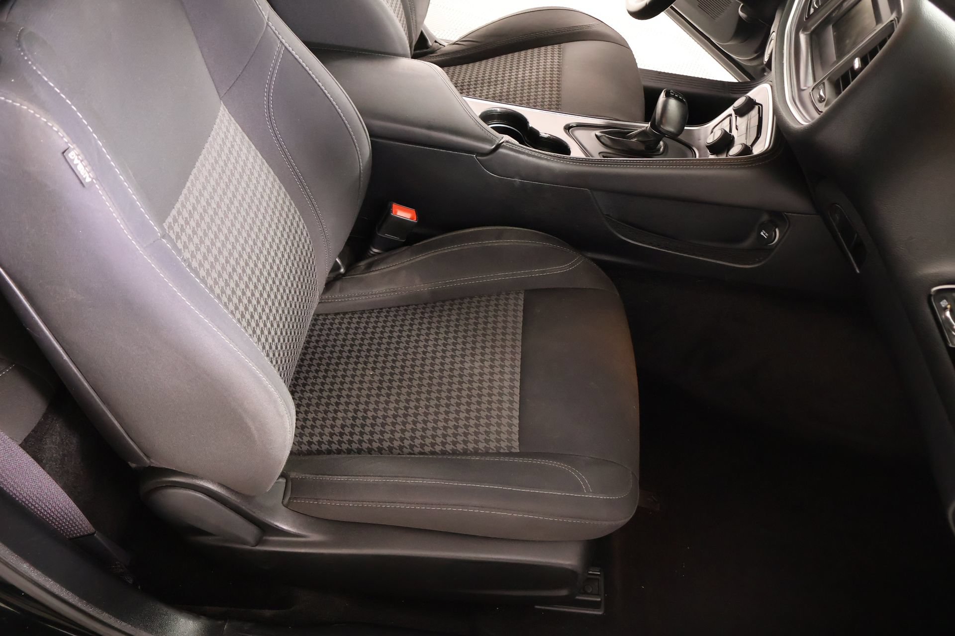 Used 2016 Dodge Challenger SXT RWD image 11