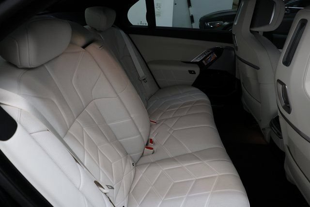 Used 2024 BMW 760i xDrive w/ Executive Package AWD/4WD image 81