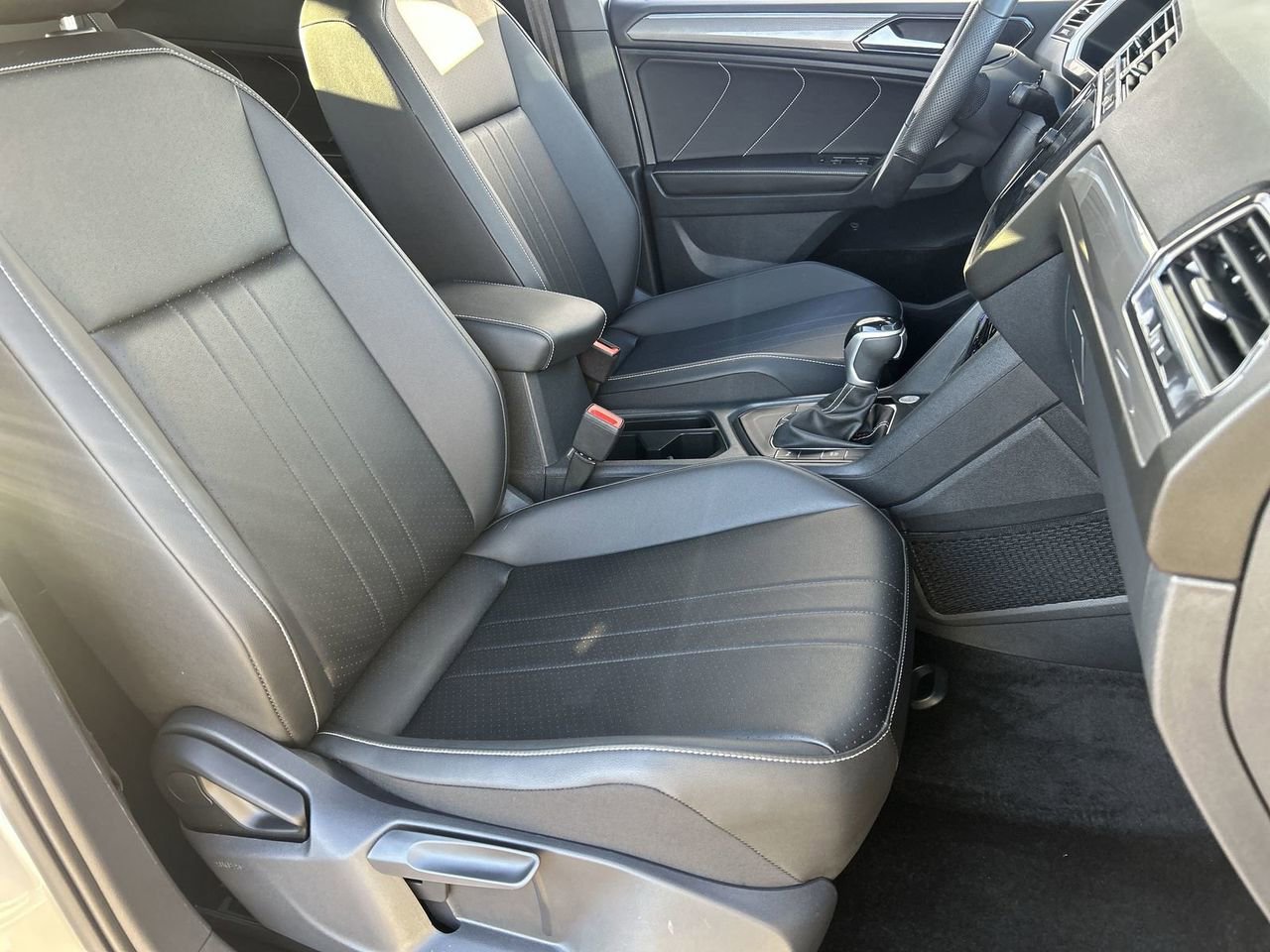 Certified 2024 Volkswagen Tiguan SE R-Line FWD image 8