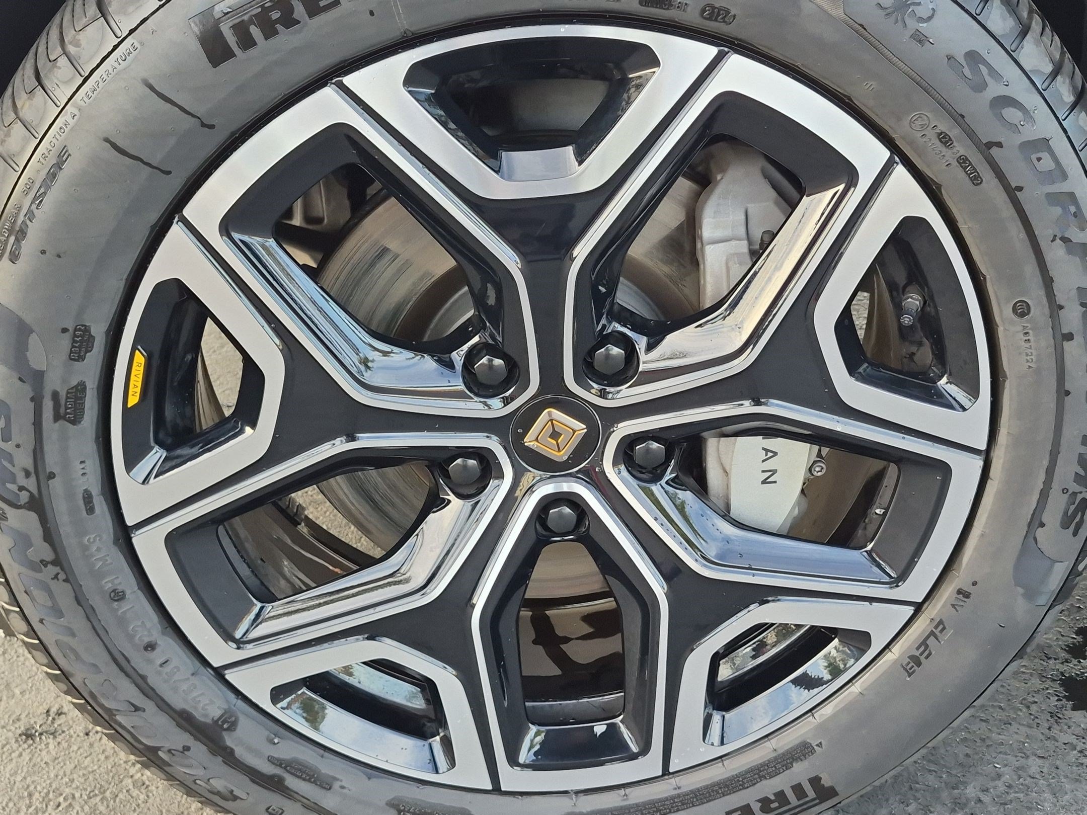 Used 2025 Rivian R1S Adventure AWD/4WD image 13