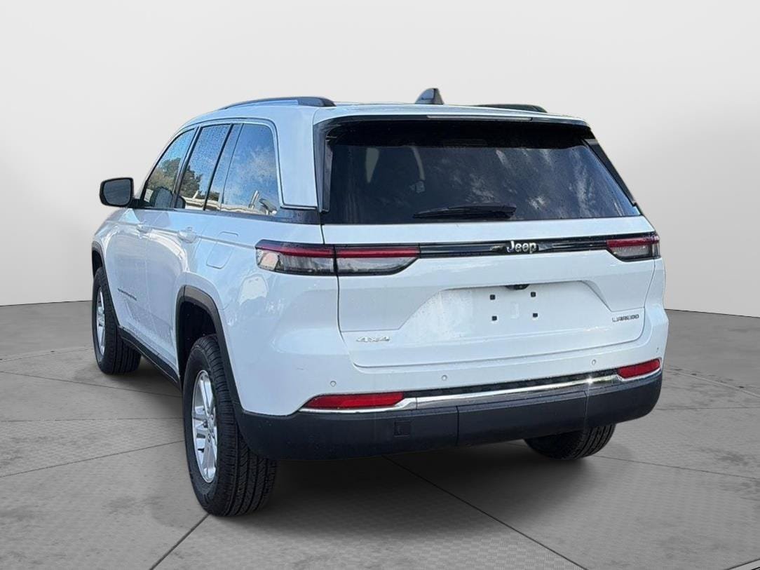 Used 2023 Jeep Grand Cherokee Laredo AWD/4WD image 7