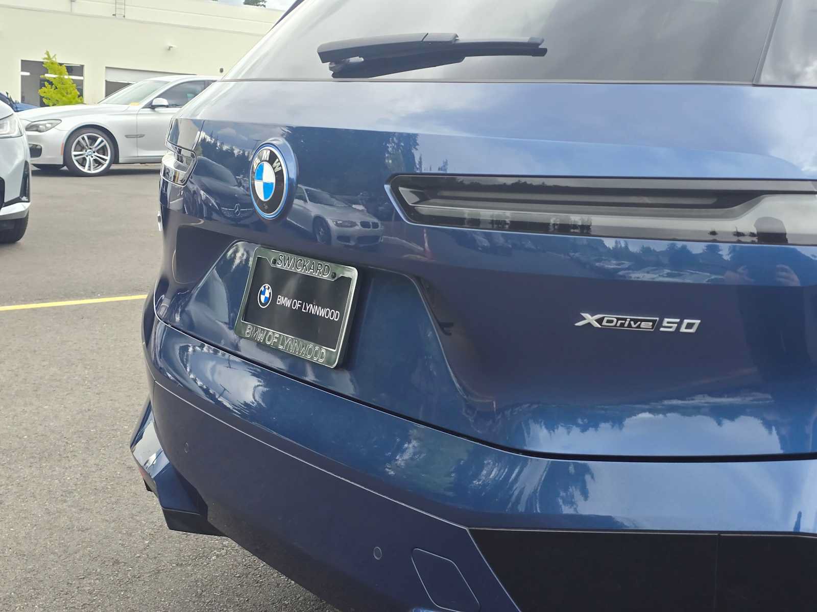 Used 2023 BMW iX xDrive50 w/ Sport Package AWD/4WD image 13