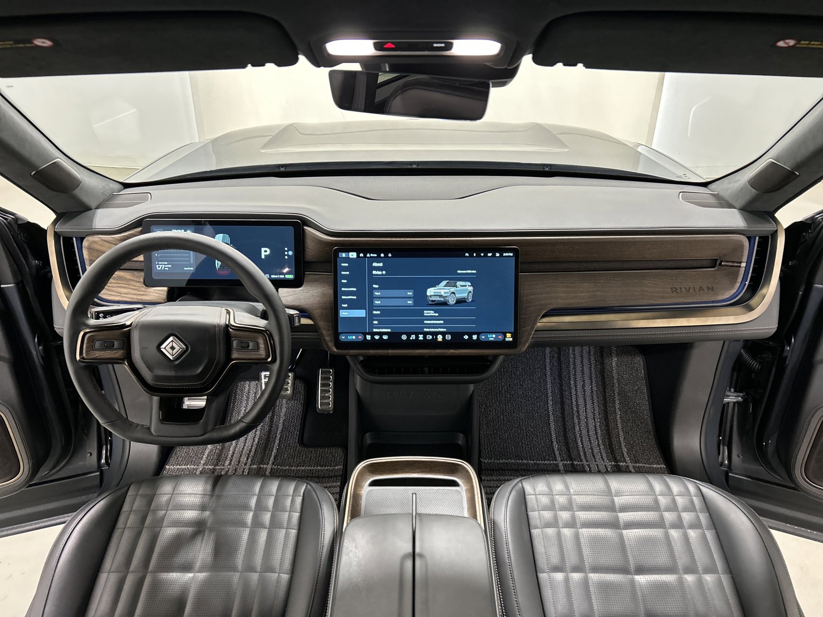 Used 2025 Rivian R1S Premium image 27