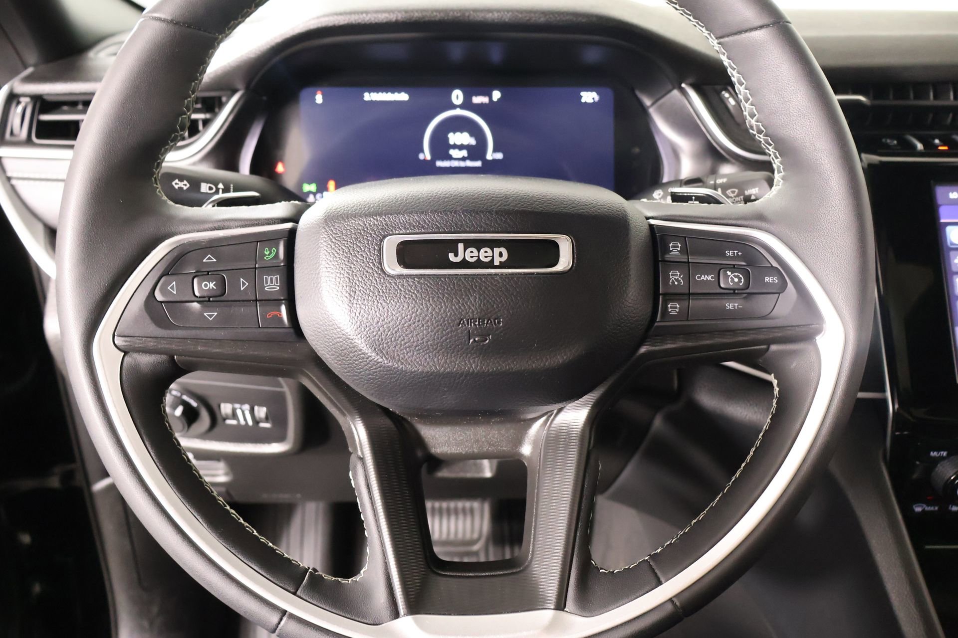 Used 2024 Jeep Grand Cherokee Altitude AWD/4WD image 3