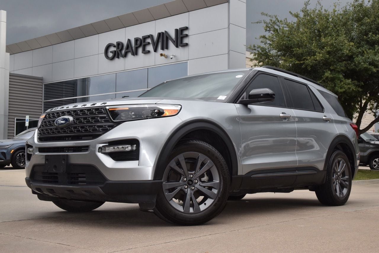 Used 2023 Ford Explorer XLT w/ Equipment Group 202A RWD image 2