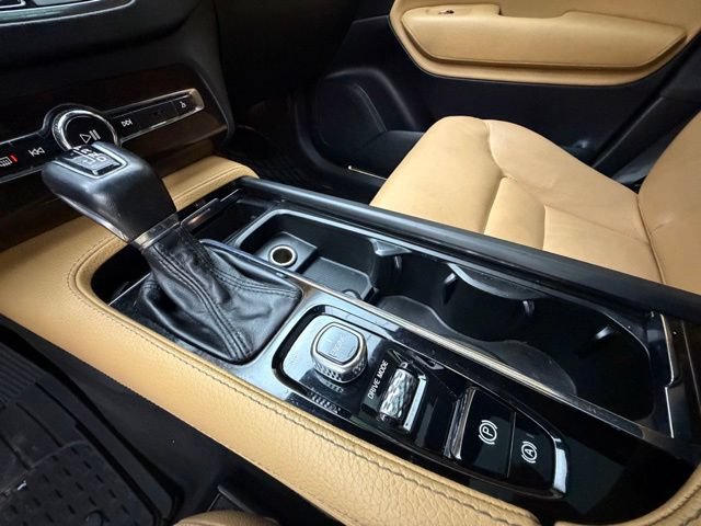 Used 2016 Volvo XC90 T6 Momentum AWD/4WD image 22