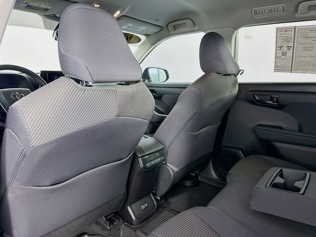 Used 2023 Toyota Highlander LE image 14