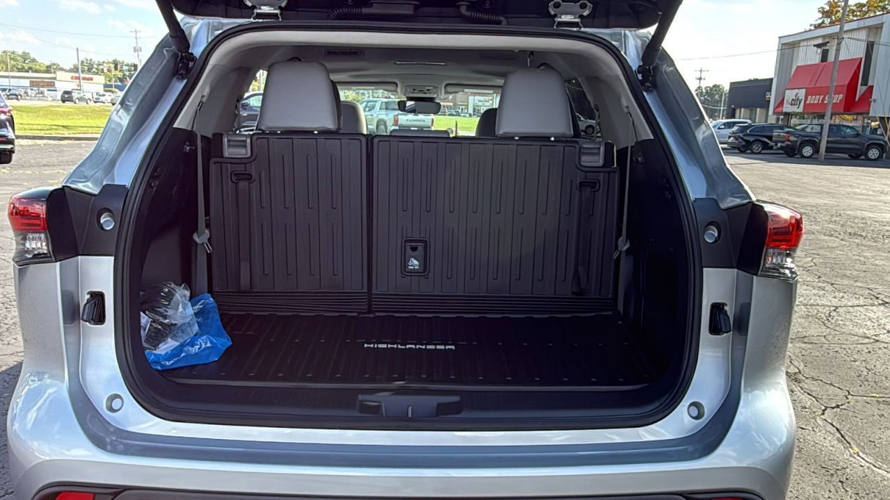 New 2025 Toyota Highlander XLE image 7