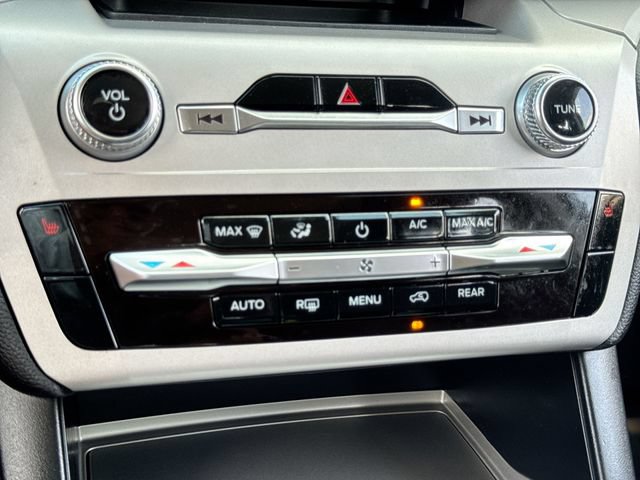 Used 2024 Ford Explorer XLT RWD image 18