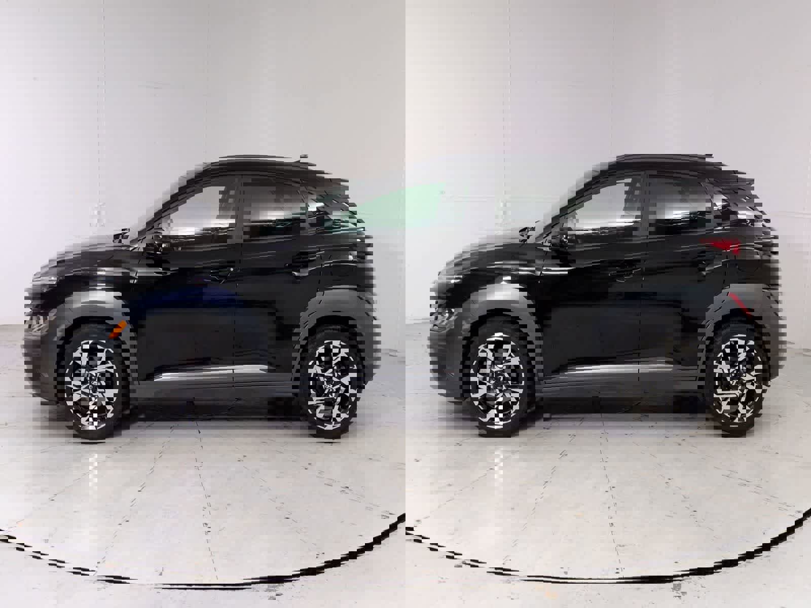 Used 2022 Hyundai Kona Limited w/ Cargo Package image 3