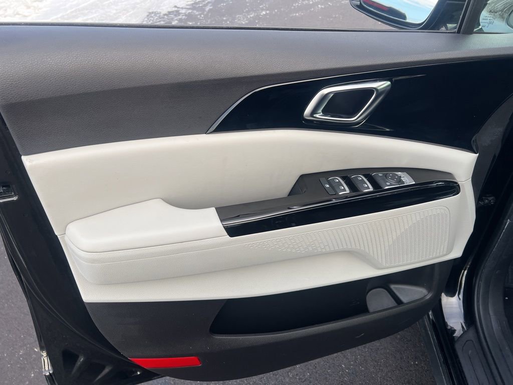 Certified 2023 Kia Carnival EX image 7