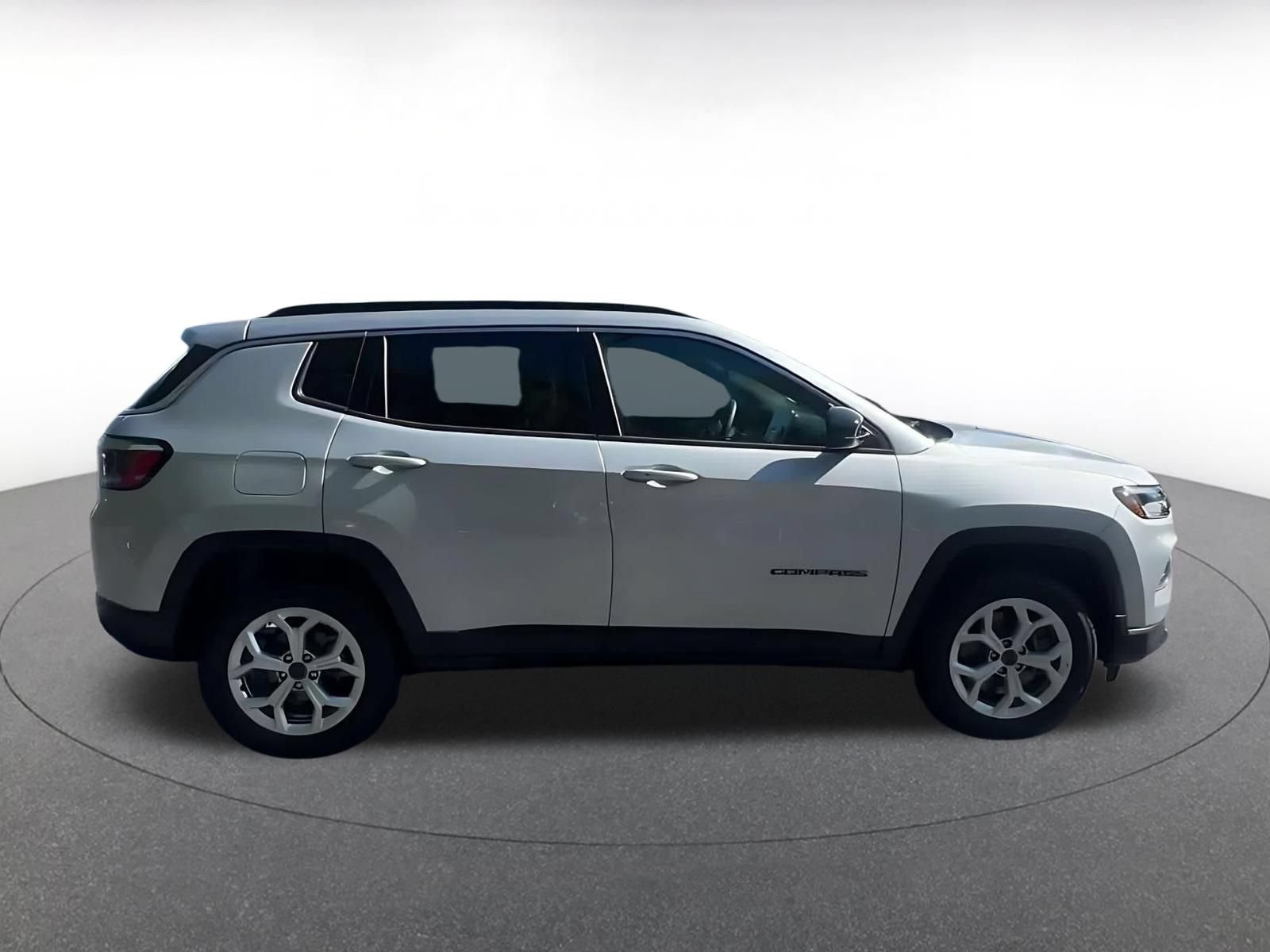 Used 2025 Jeep Compass Latitude AWD/4WD image 15