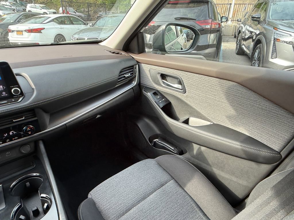 Used 2023 Nissan Rogue SV AWD/4WD image 16