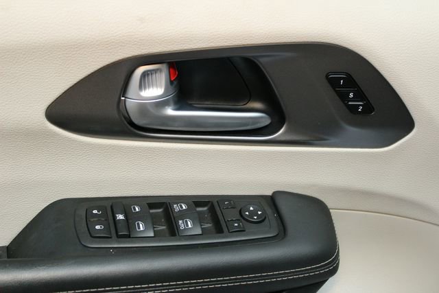 Used 2024 Chrysler Pacifica Touring-L FWD image 18