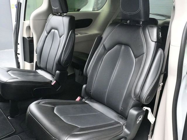 Used 2023 Chrysler Pacifica Touring-L image 12
