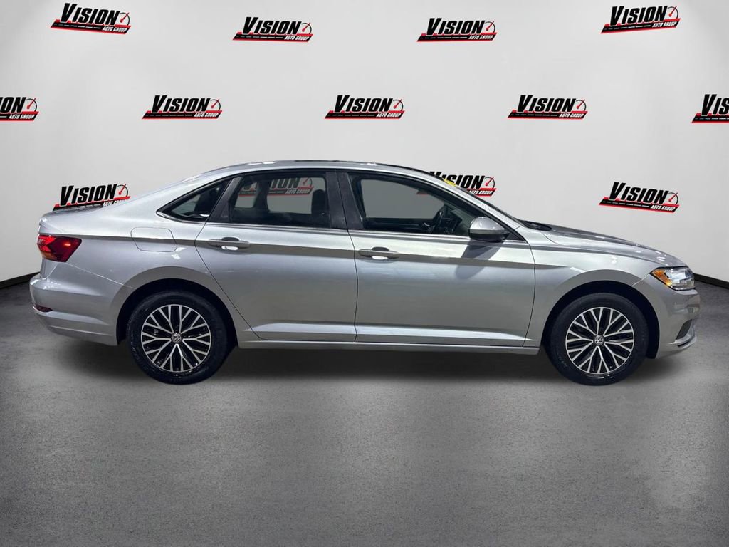 Used 2019 Volkswagen Jetta SE w/ Cold Weather Package image 4