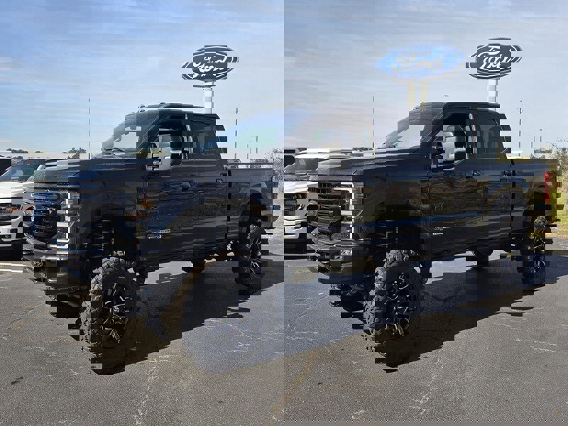 Used 2022 Ford F250 Lariat w/ Black Appearance Package image 3