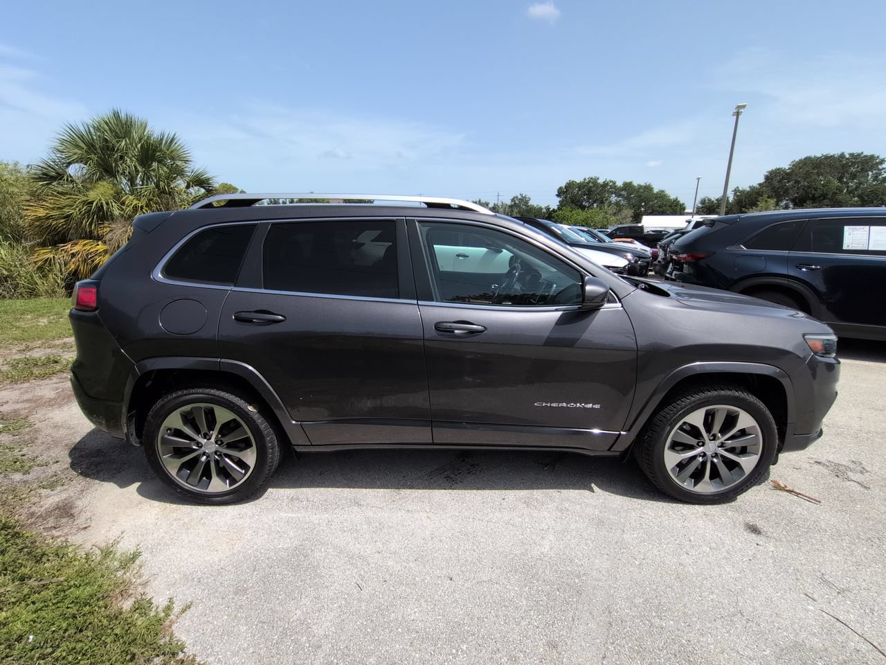 Used 2019 Jeep Cherokee Overland w/ Technology Group FWD image 4