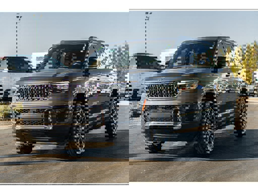 Used 2023 Jeep Grand Cherokee Overland w/ Adv Protech Group III image 2