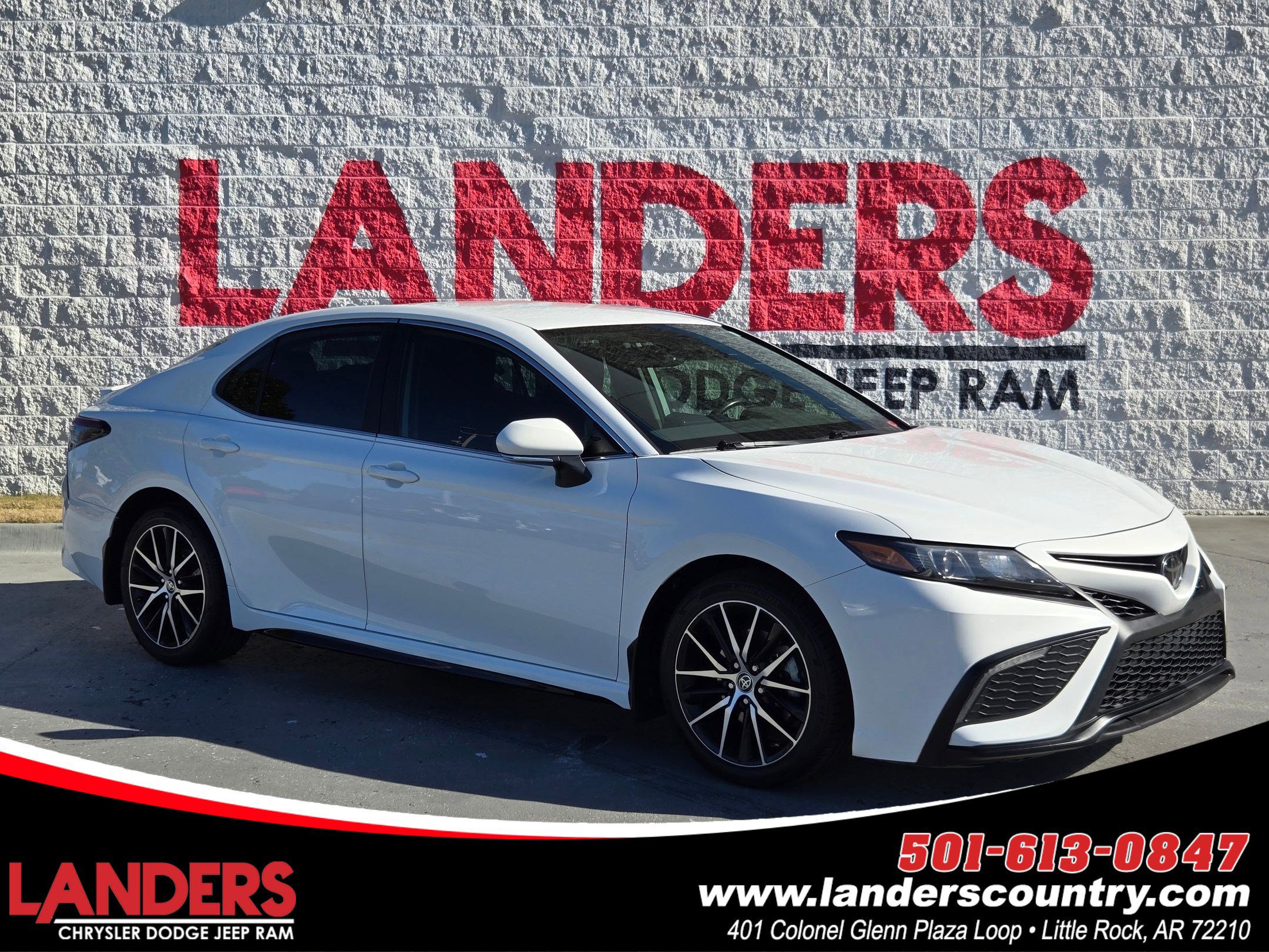 Used 2023 Toyota Camry SE image 1