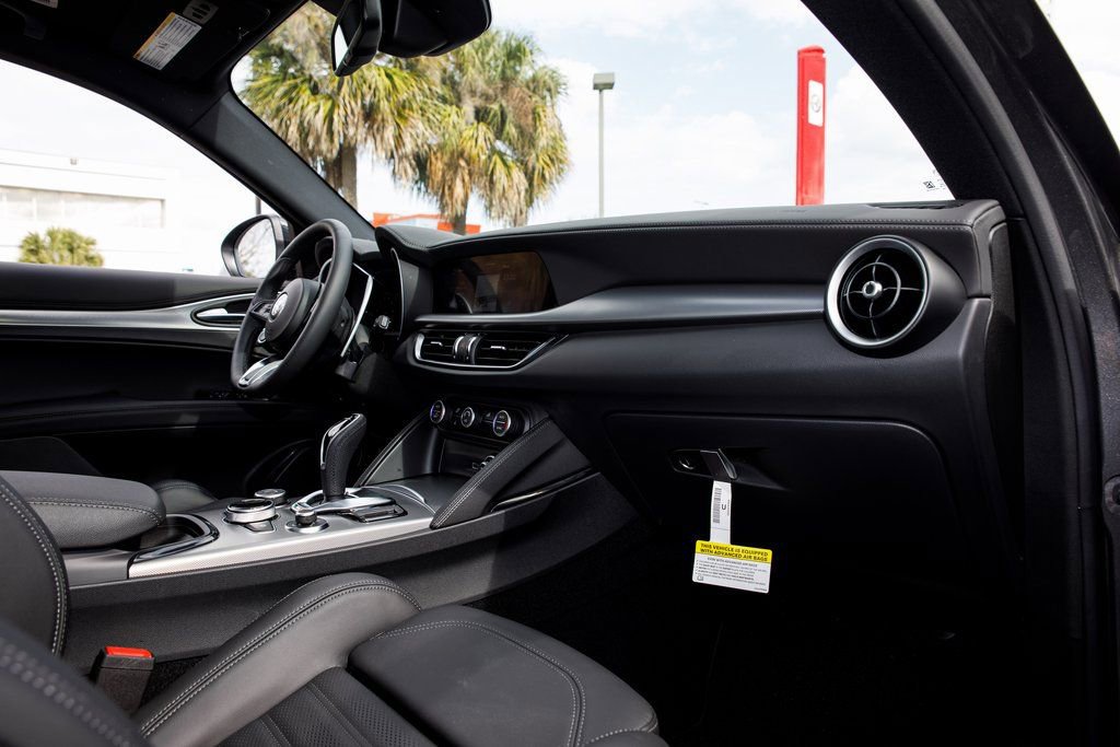 New 2025 Alfa Romeo Stelvio Sprint image 36