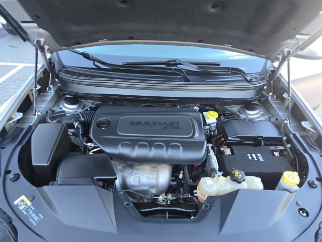 Used 2019 Jeep Cherokee Latitude Plus w/ Comfort/Convenience Group AWD/4WD image 16