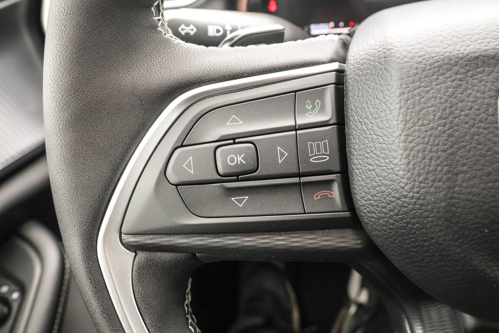 New 2025 Jeep Grand Cherokee Altitude image 25