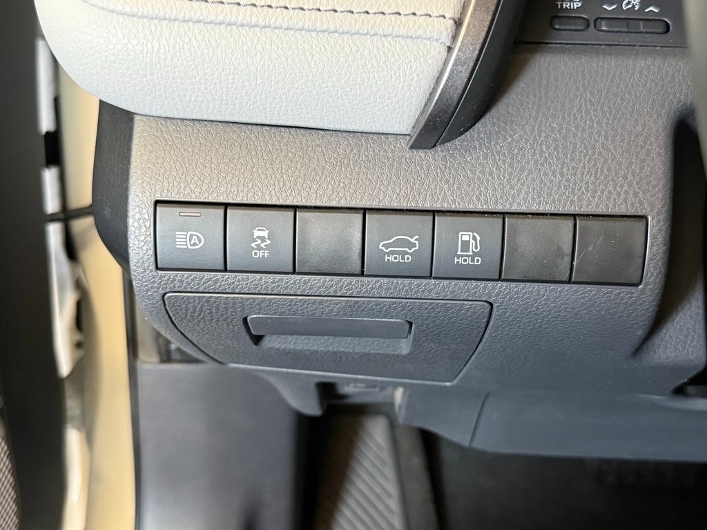 Used 2022 Toyota Camry SE image 18