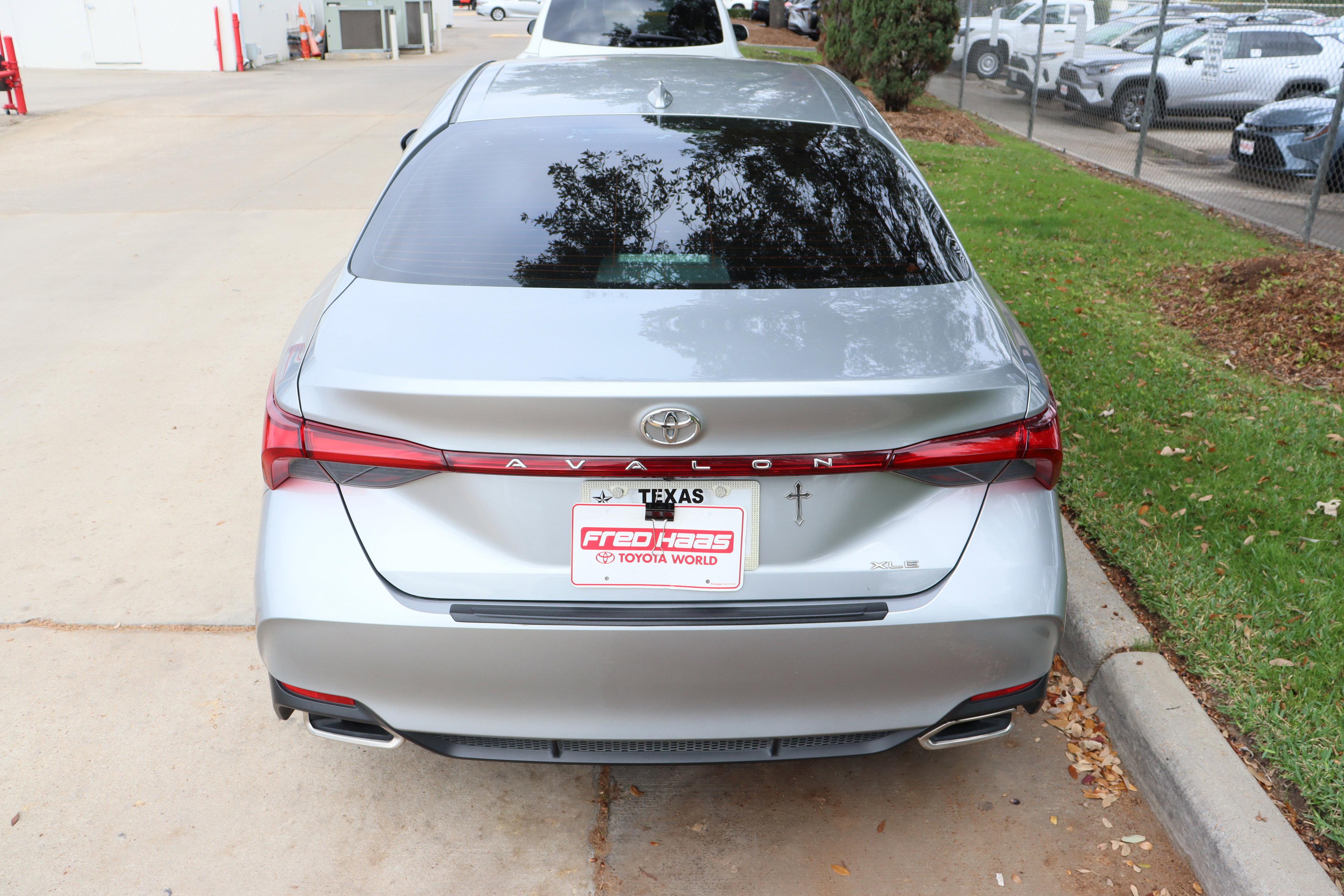 Used 2020 Toyota Avalon XLE w/ Carpet Mat Package image 8