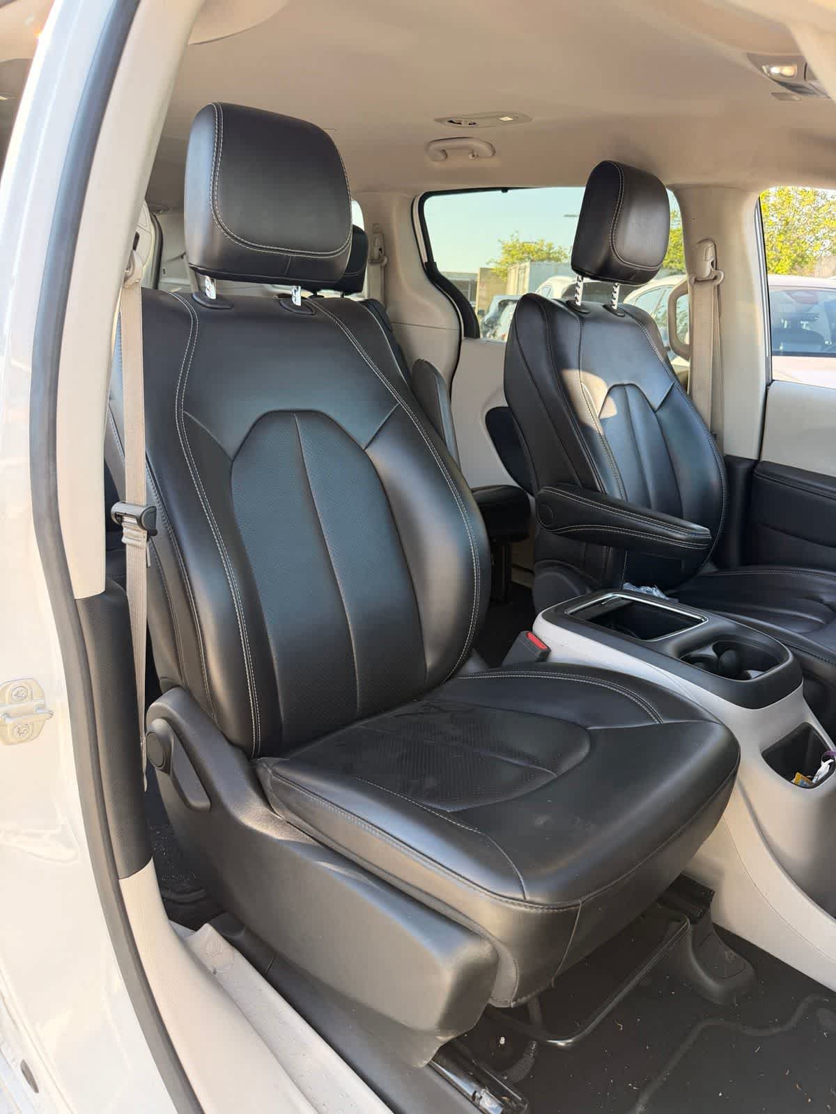 Used 2023 Chrysler Pacifica Touring-L FWD image 13