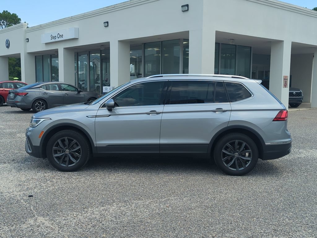 Certified 2023 Volkswagen Tiguan SE w/ Panoramic Sunroof Package FWD image 4