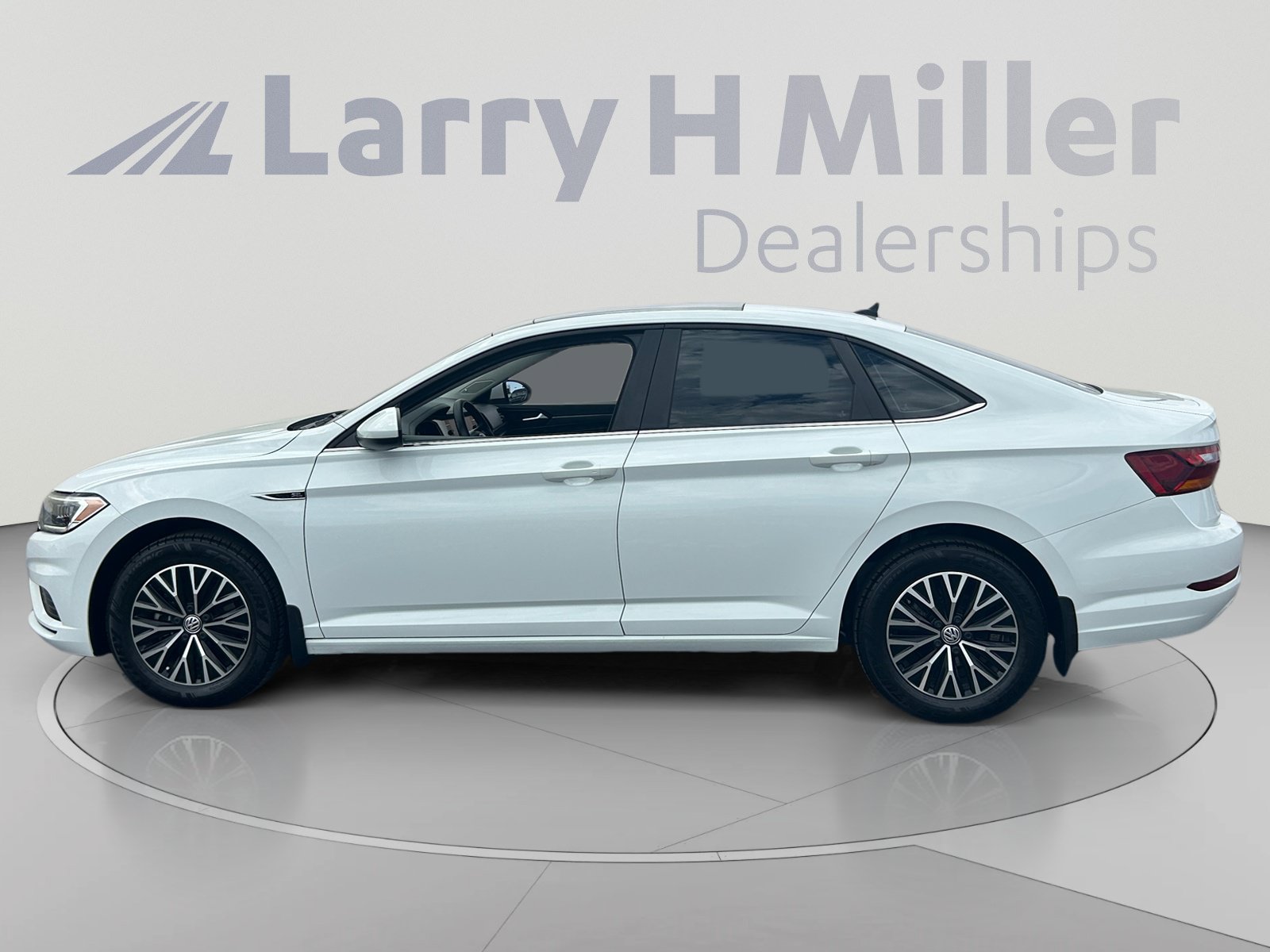 Used 2019 Volkswagen Jetta SEL w/ Cold Weather Package FWD image 2