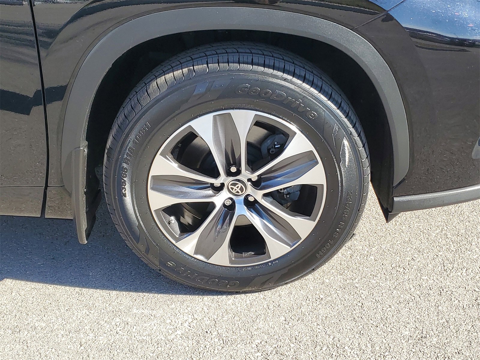 Certified 2023 Toyota Highlander XLE image 6