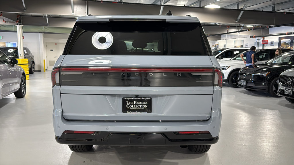 Used 2026 Lincoln Navigator L Reserve w/ Jet Appearance Package AWD/4WD image 3