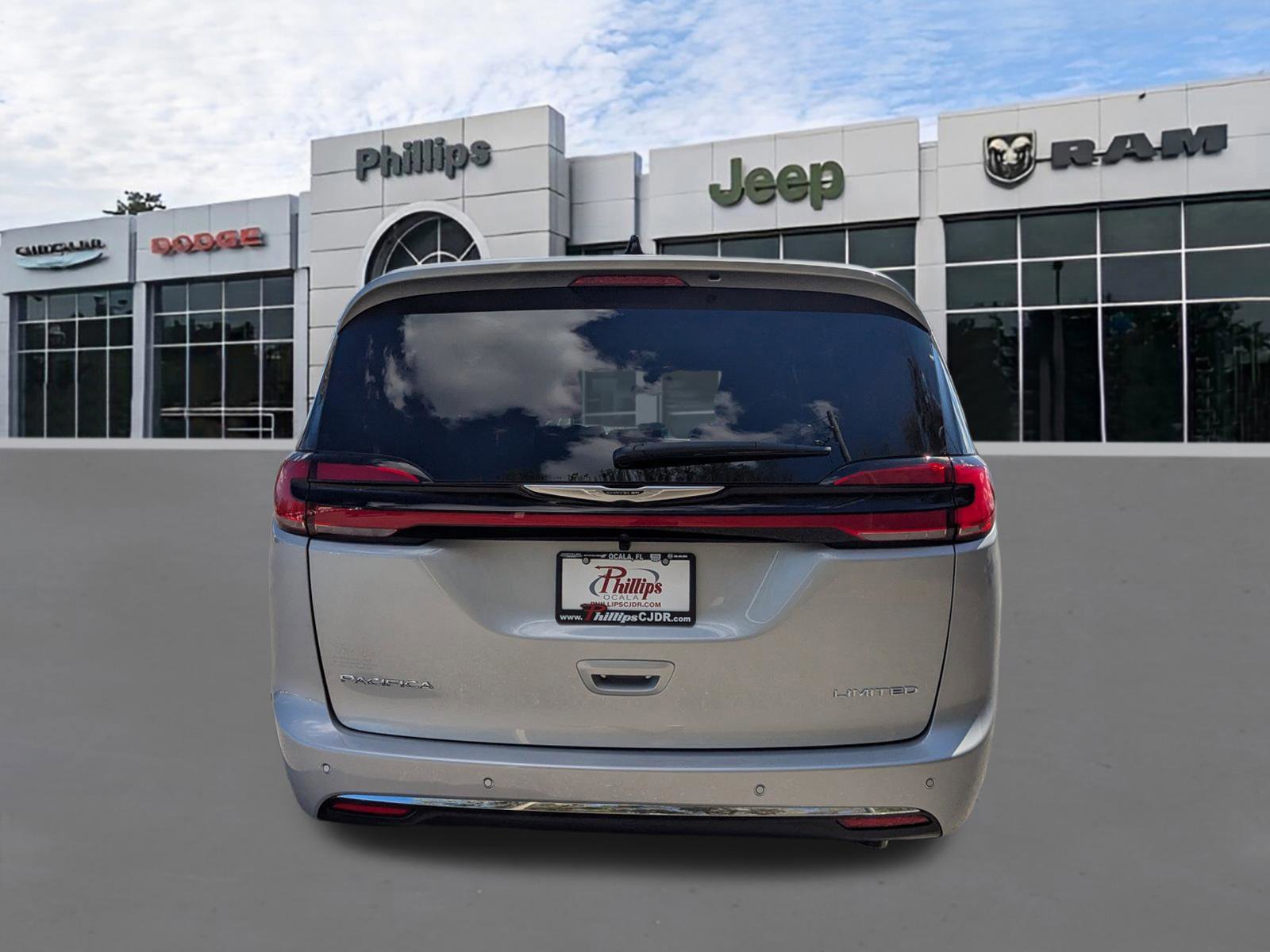 New 2026 Chrysler Pacifica Limited FWD image 4