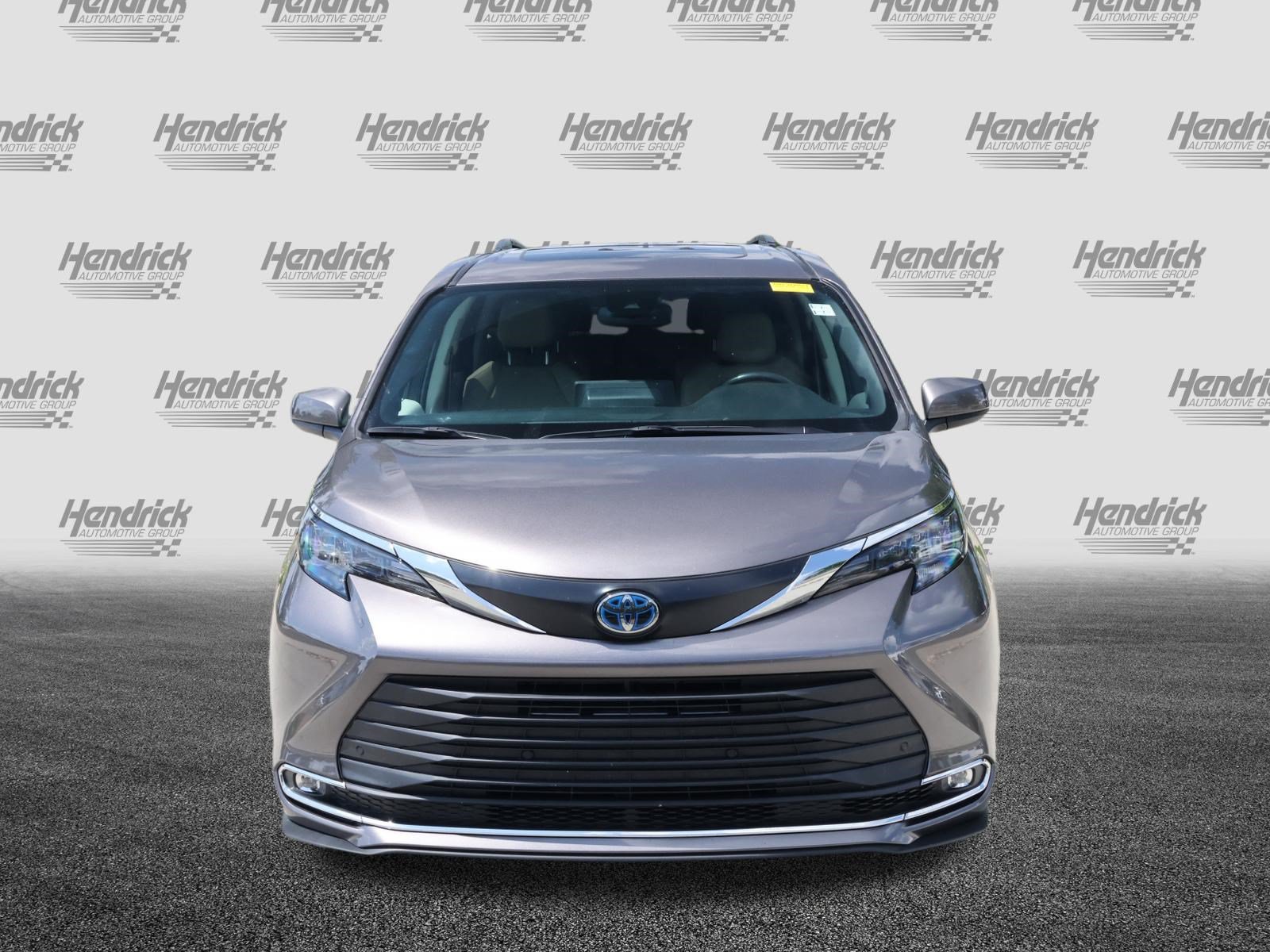 Used 2024 Toyota Sienna XLE w/ XLE Plus Package FWD image 3