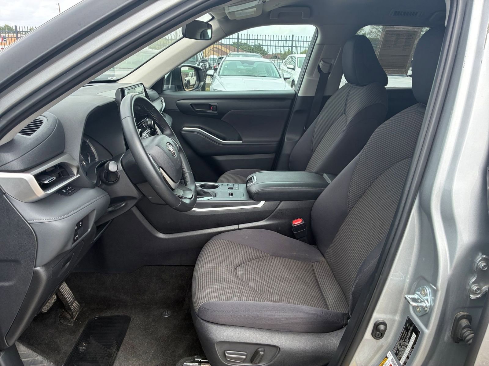 Used 2025 Toyota Highlander LE image 23