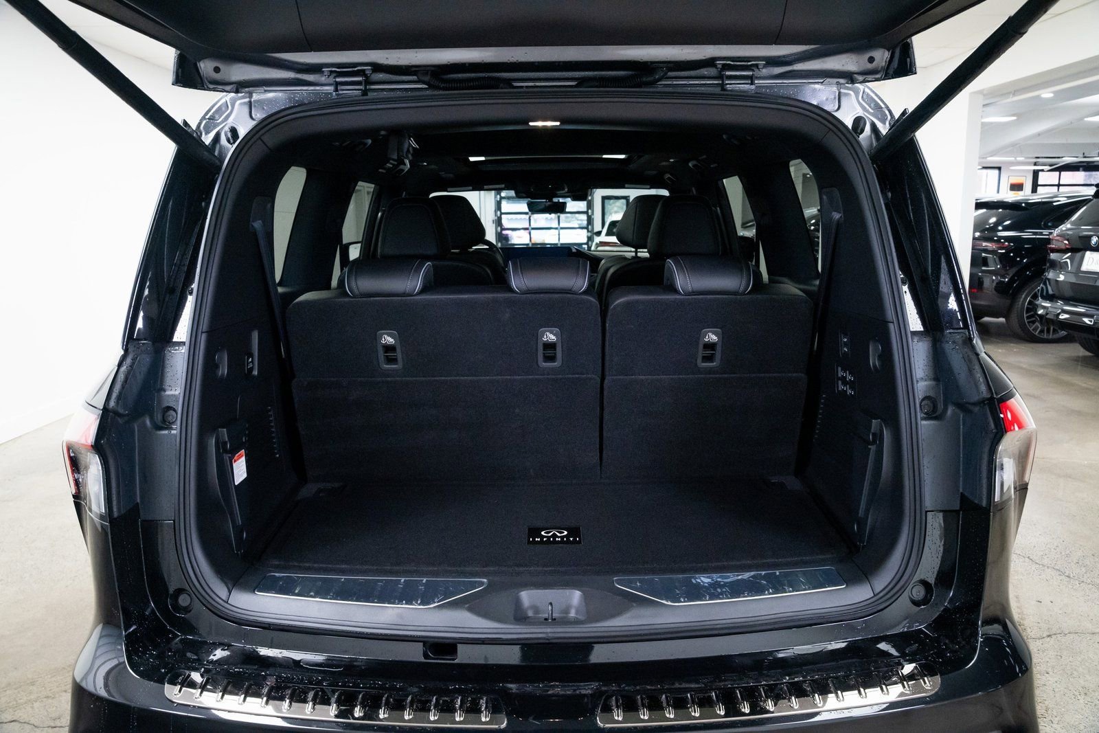 Used 2025 INFINITI QX80 Autograph w/ Autograph Exterior Package AWD/4WD image 8