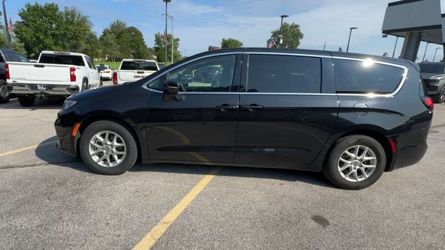 Used 2023 Chrysler Pacifica Touring-L FWD image 5