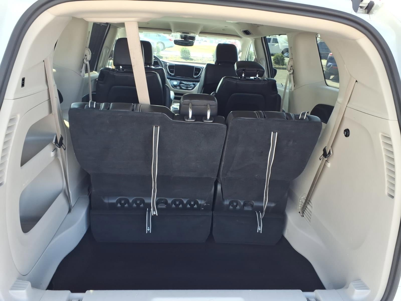 Used 2023 Chrysler Pacifica Touring-L image 18