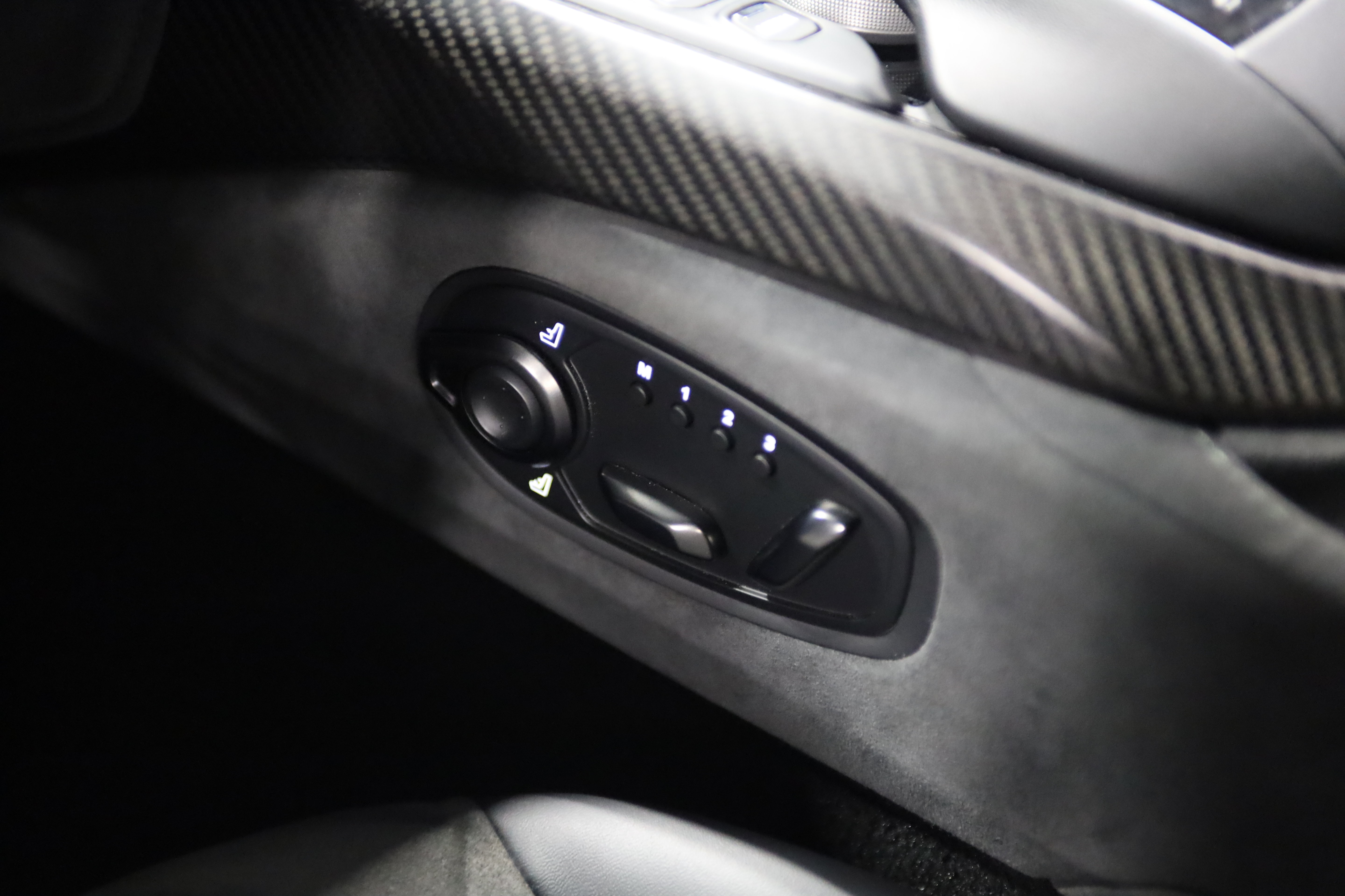 Used 2023 Aston Martin V8 Vantage Coupe RWD image 32
