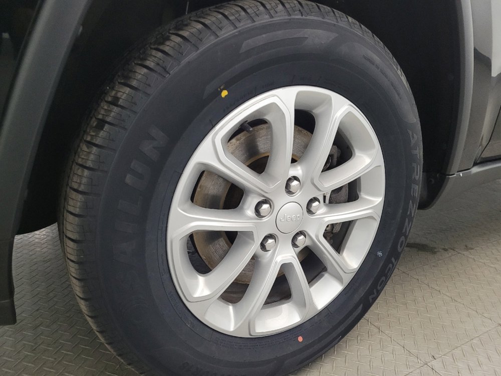 Used 2021 Jeep Grand Cherokee Laredo image 31