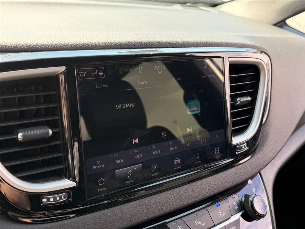 Used 2025 Chrysler Pacifica Select image 25