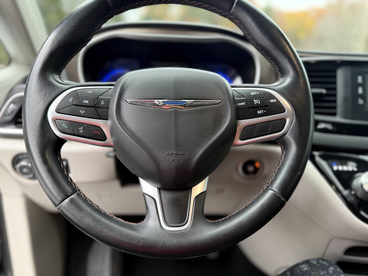 Used 2017 Chrysler Pacifica Touring-L image 36