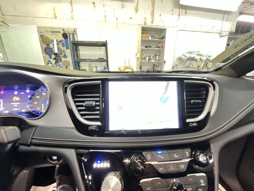 Used 2025 Chrysler Pacifica Limited FWD image 17