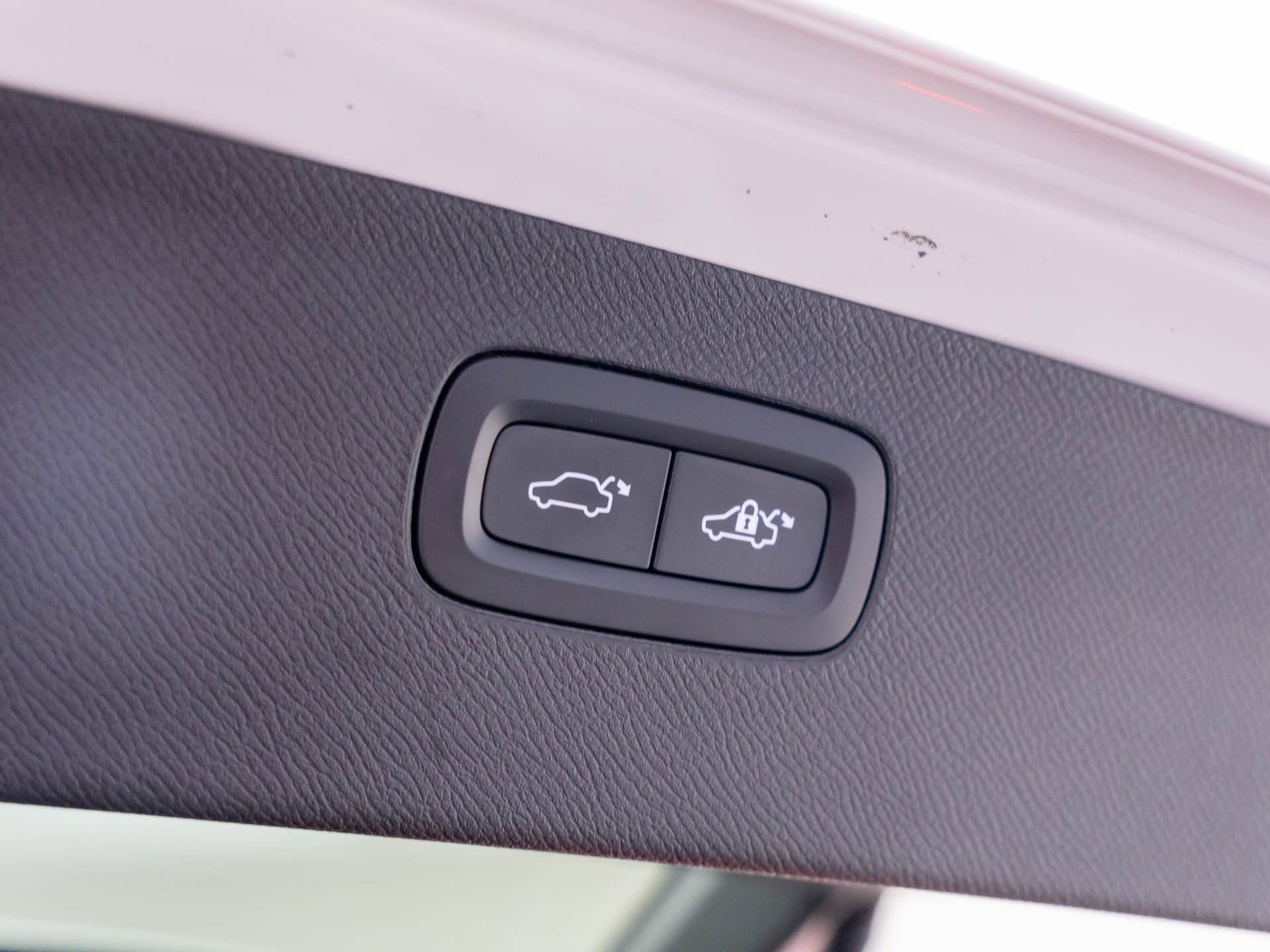 Used 2024 Volvo XC90 T8 Ultimate w/ Lounge Package image 37
