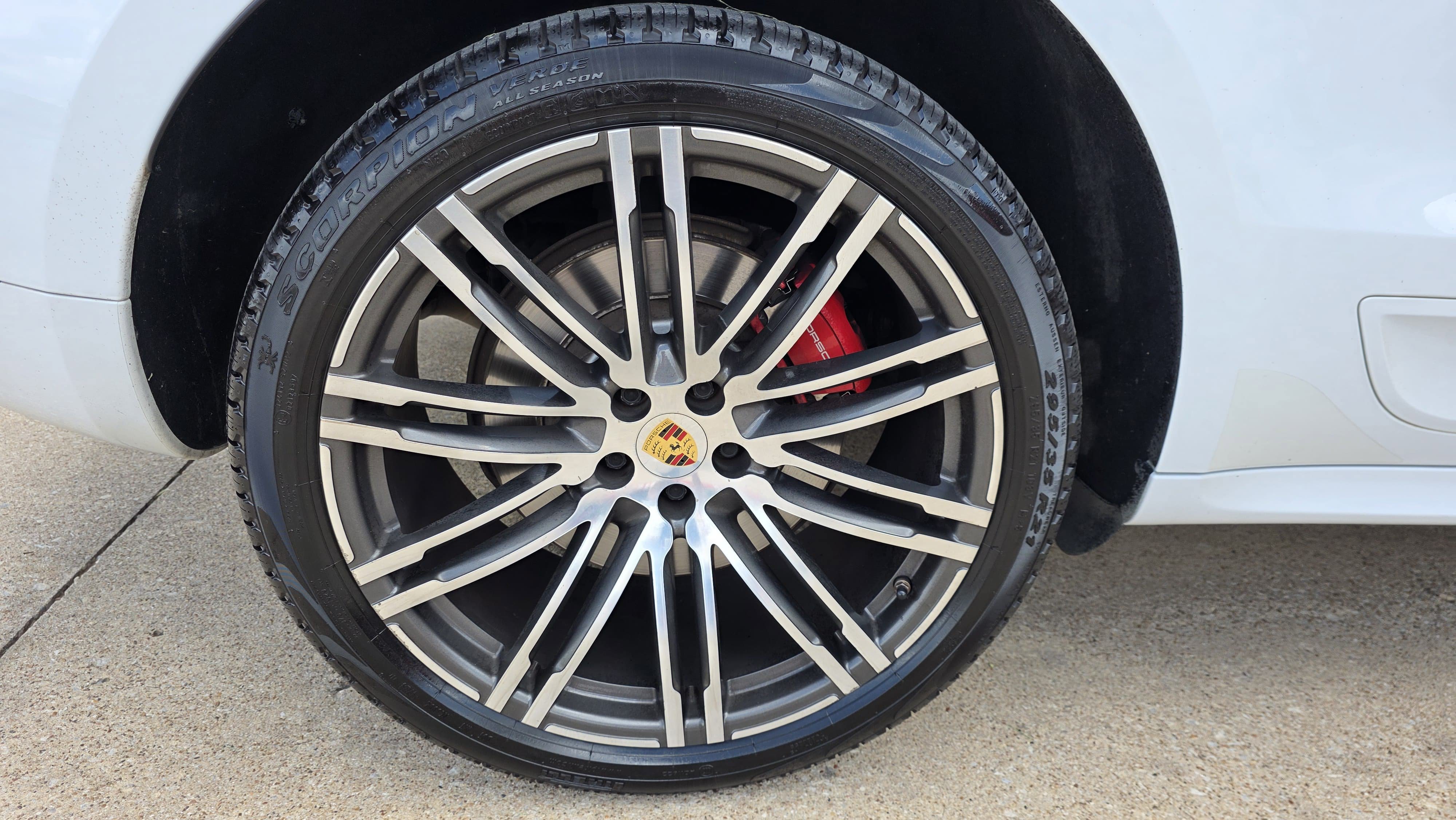 Used 2018 Porsche Macan Turbo AWD/4WD image 16